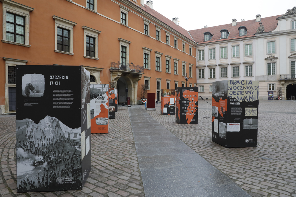 Otwarcie wystawy „Powstanie Grudniowe 1970 roku" – Warszawa, 15 grudnia 2021. Fot. Piotr Życieński (IPN) Otwarcie wystawy „Powstanie Grudniowe 1970 roku" – Warszawa, 15 grudnia 2021. Fot. Piotr Życieński (IPN)