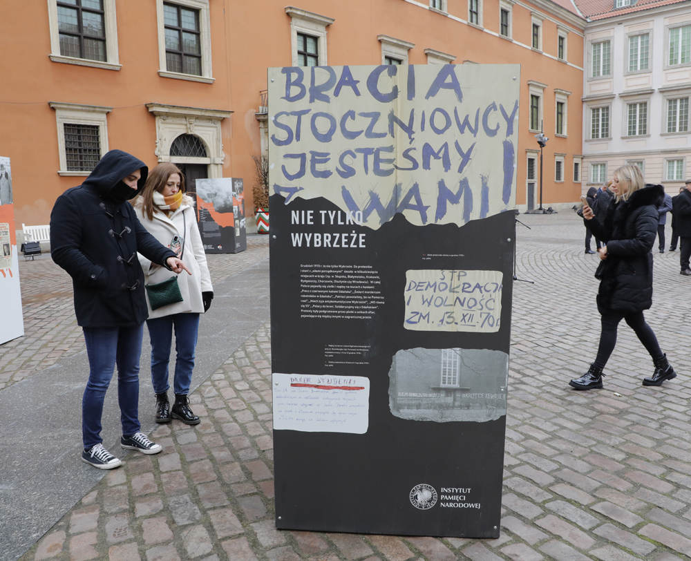 Otwarcie wystawy „Powstanie Grudniowe 1970 roku" – Warszawa, 15 grudnia 2021. Fot. Piotr Życieński (IPN) Otwarcie wystawy „Powstanie Grudniowe 1970 roku" – Warszawa, 15 grudnia 2021. Fot. Piotr Życieński (IPN)