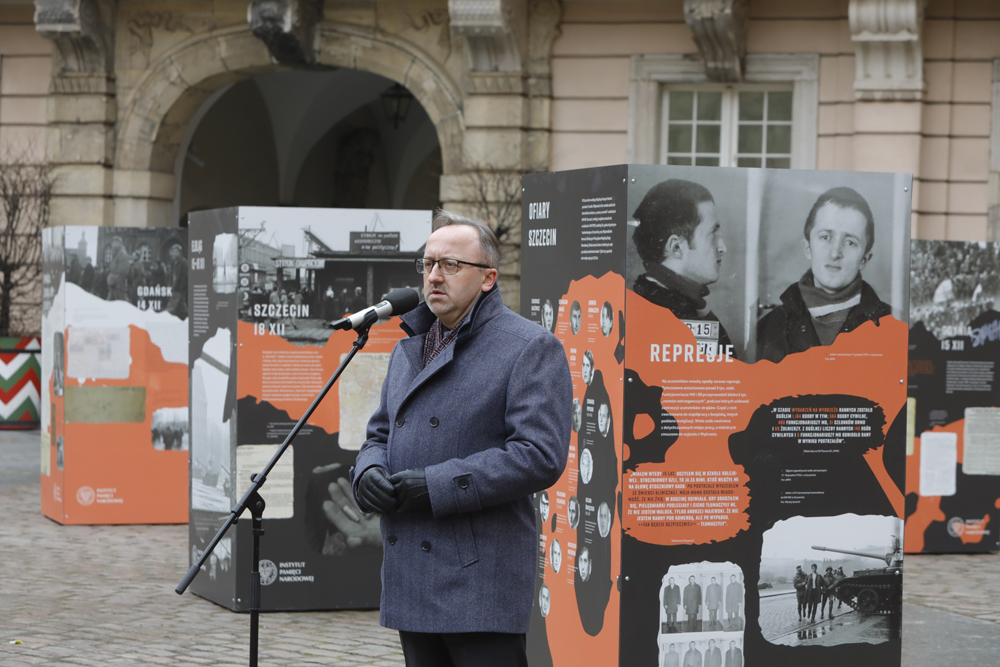 Dr hab. Karol Polejowski, zastępca prezesa IPN. Otwarcie wystawy „Powstanie Grudniowe 1970 roku" – Warszawa, 15 grudnia 2021. Fot. Piotr Życieński (IPN) Dr hab. Karol Polejowski, zastępca prezesa IPN. Otwarcie wystawy „Powstanie Grudniowe 1970 roku" – Warszawa, 15 grudnia 2021. Fot. Piotr Życieński (IPN)