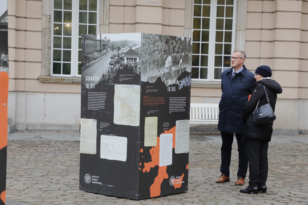 Otwarcie wystawy „Powstanie Grudniowe 1970 roku" – Warszawa, 15 grudnia 2021. Fot. Piotr Życieński (IPN) Otwarcie wystawy „Powstanie Grudniowe 1970 roku" – Warszawa, 15 grudnia 2021. Fot. Piotr Życieński (IPN)