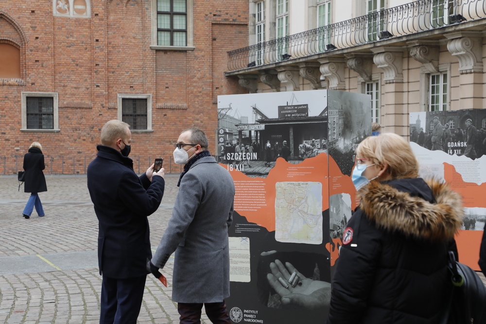 Otwarcie wystawy „Powstanie Grudniowe 1970 roku" – Warszawa, 15 grudnia 2021. Fot. Piotr Życieński (IPN) Otwarcie wystawy „Powstanie Grudniowe 1970 roku" – Warszawa, 15 grudnia 2021. Fot. Piotr Życieński (IPN)