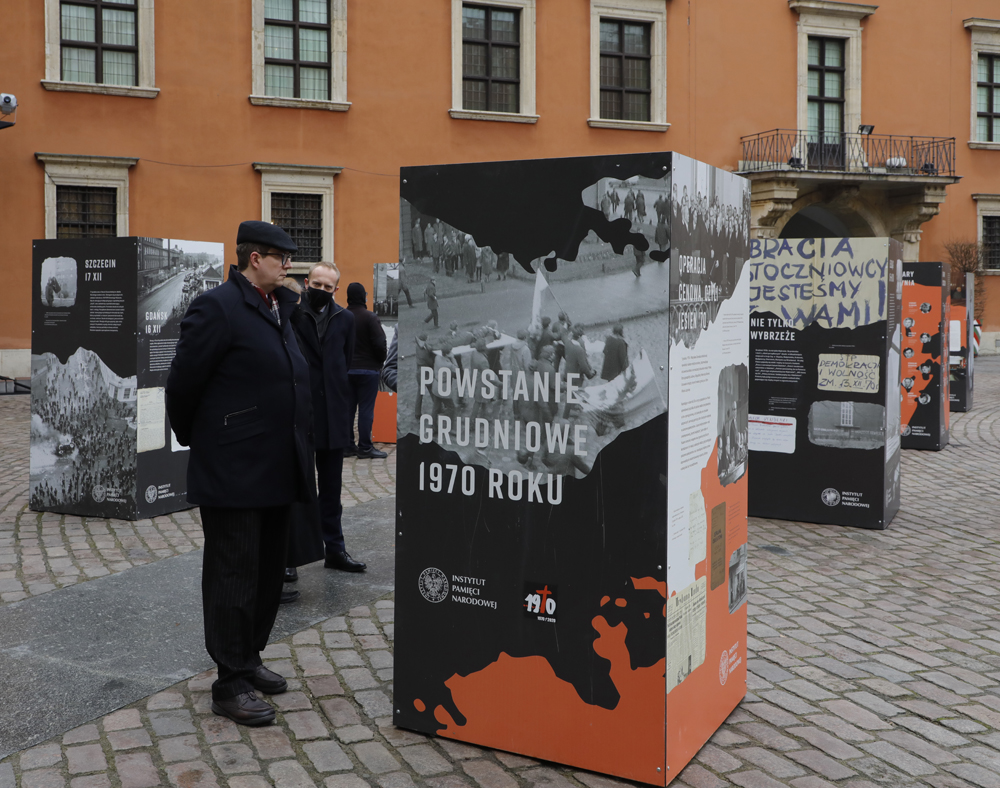 Otwarcie wystawy „Powstanie Grudniowe 1970 roku" – Warszawa, 15 grudnia 2021. Fot. Piotr Życieński (IPN) Otwarcie wystawy „Powstanie Grudniowe 1970 roku" – Warszawa, 15 grudnia 2021. Fot. Piotr Życieński (IPN)