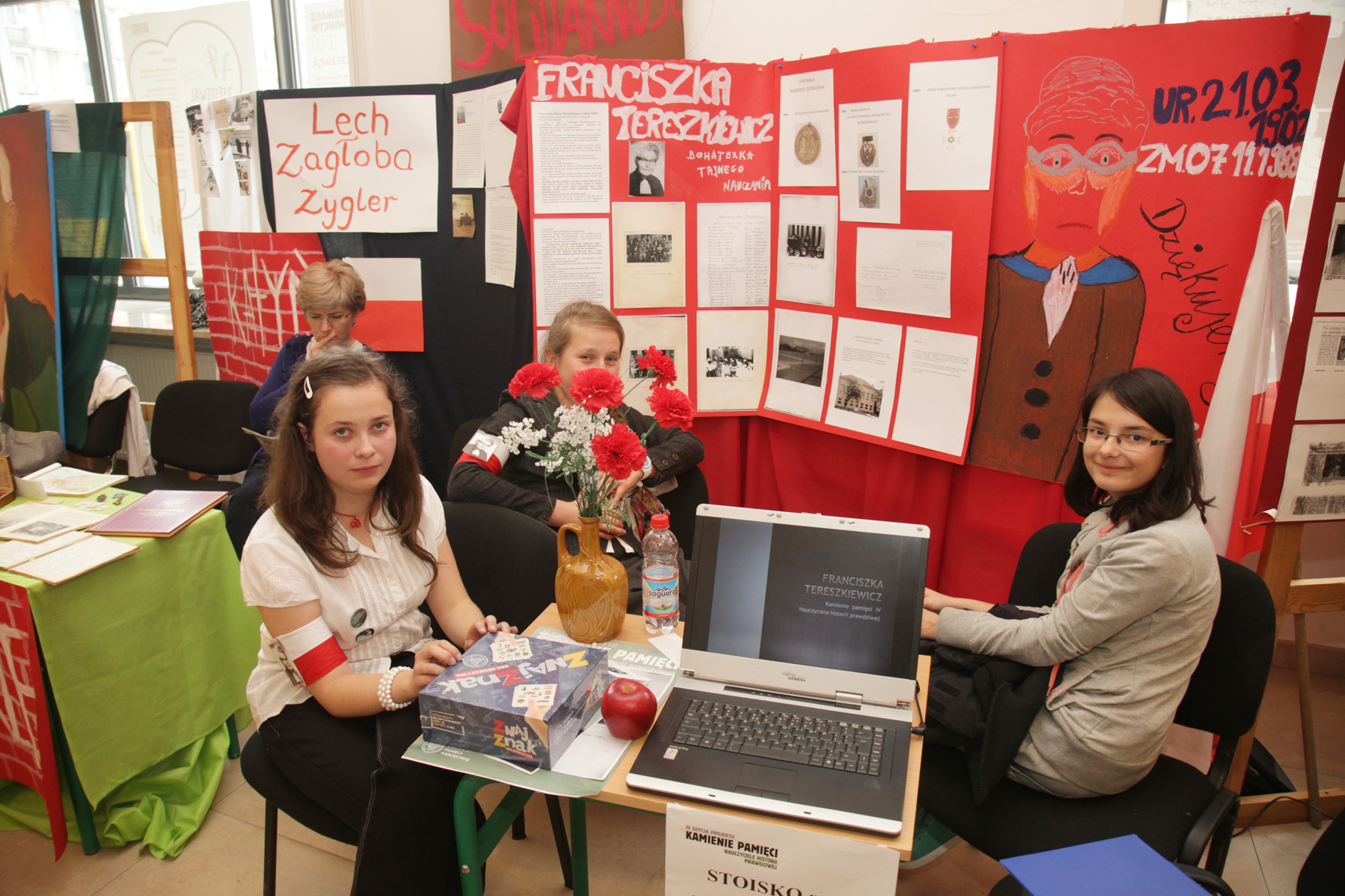 Projekt edukacyjny „Kamienie Pamięci” 2013. Fot. Piotr Życieński (IPN) Projekt edukacyjny „Kamienie Pamięci” 2013. Fot. Piotr Życieński (IPN)