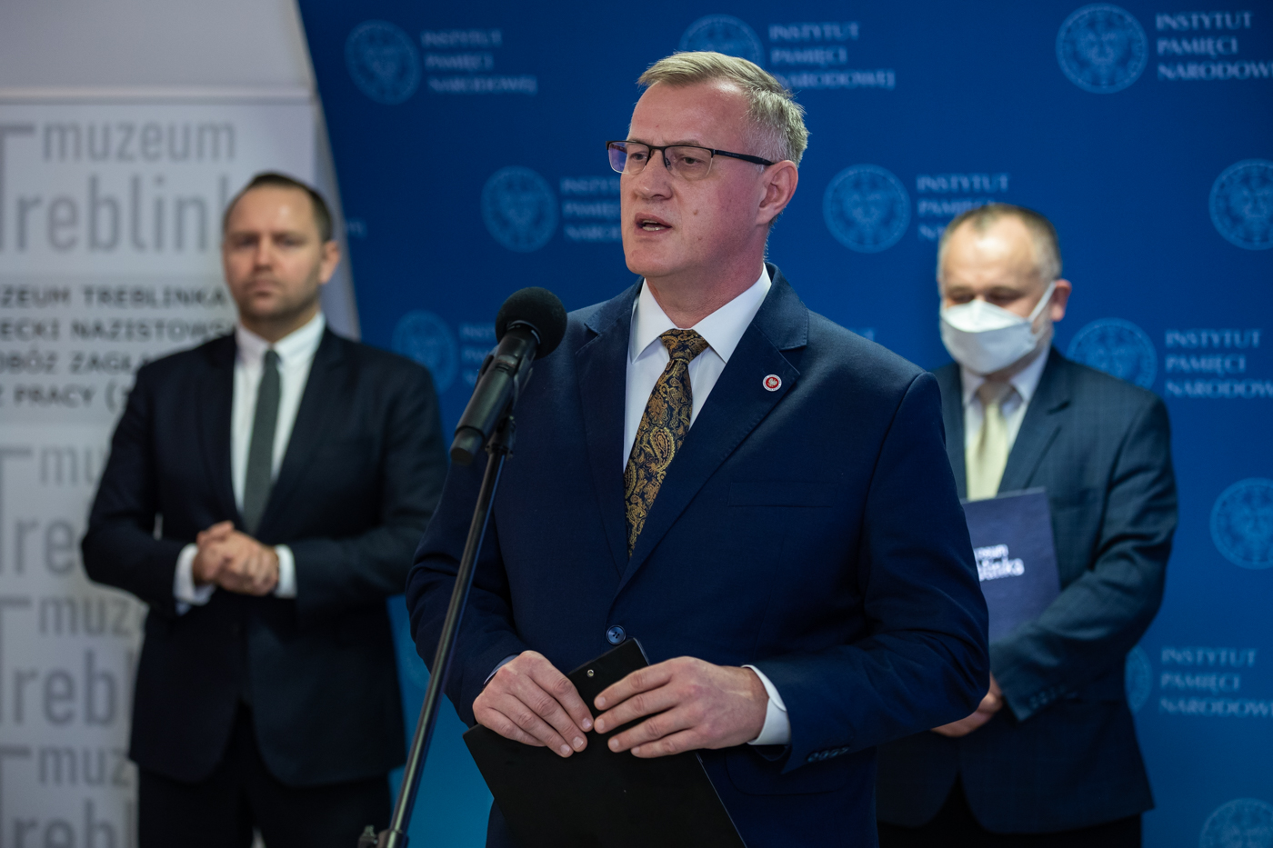 Prok. Andrzej Pozorski, dyrektor Głównej Komisji Ścigania Zbrodni przeciwko Narodowi Polskiemu, zastępca Prokuratora Generalnego podczas konferencji prasowej w Muzeum w Treblince – 27 stycznia 2022. Fot. Mikołaj Bujak (IPN) Prok. Andrzej Pozorski, dyrektor Głównej Komisji Ścigania Zbrodni przeciwko Narodowi Polskiemu, zastępca Prokuratora Generalnego podczas konferencji prasowej w Muzeum w Treblince – 27 stycznia 2022. Fot. Mikołaj Bujak (IPN)