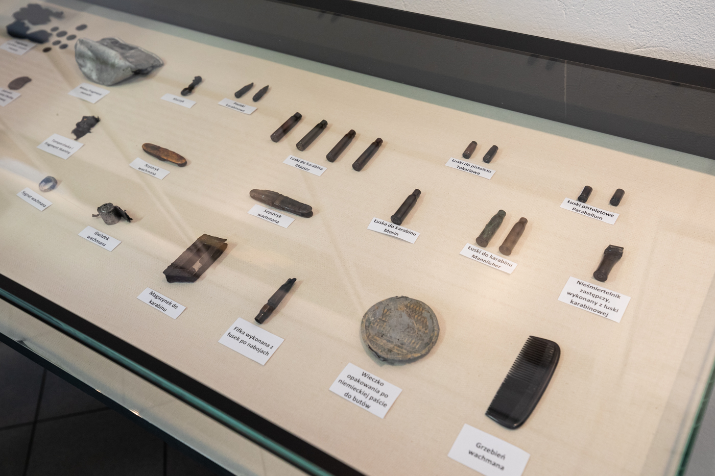 Przedmioty należące do zamordowanych w Miejscu Straceń w pobliżu Karnego Obozu Pracy Treblinka I przekazane Muzeum w Treblince – 27 stycznia 2022. Fot. Mikołaj Bujak (IPN) Przedmioty należące do zamordowanych w Miejscu Straceń w pobliżu Karnego Obozu Pracy Treblinka I przekazane Muzeum w Treblince – 27 stycznia 2022. Fot. Mikołaj Bujak (IPN)