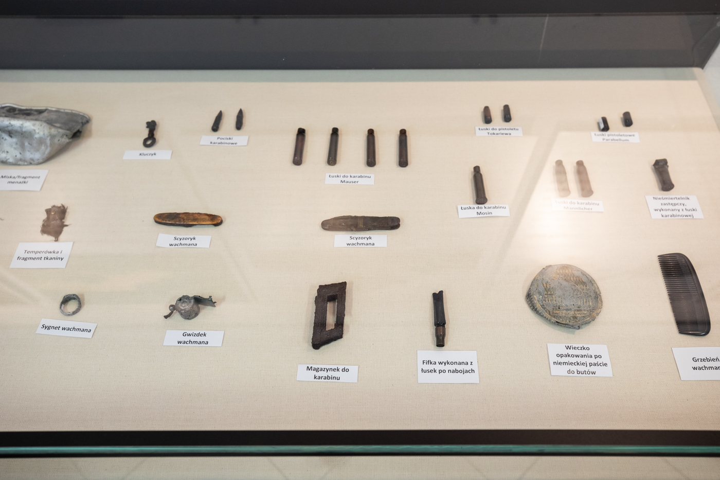 Przedmioty należące do zamordowanych w Miejscu Straceń w pobliżu Karnego Obozu Pracy Treblinka I przekazane Muzeum w Treblince – 27 stycznia 2022. Fot. Mikołaj Bujak (IPN) Przedmioty należące do zamordowanych w Miejscu Straceń w pobliżu Karnego Obozu Pracy Treblinka I przekazane Muzeum w Treblince – 27 stycznia 2022. Fot. Mikołaj Bujak (IPN)