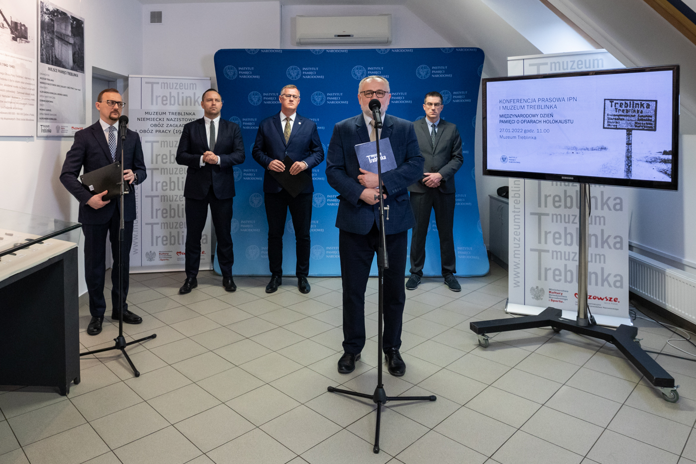 Konferencja prasowa dotycząca przekazania Muzeum w Treblince przedmiotów należących do zamordowanych w Miejscu Straceń w pobliżu Karnego Obozu Pracy Treblinka I – 27 stycznia 2022. Fot. Mikołaj Bujak (IPN) Konferencja prasowa dotycząca przekazania Muzeum w Treblince przedmiotów należących do zamordowanych w Miejscu Straceń w pobliżu Karnego Obozu Pracy Treblinka I – 27 stycznia 2022. Fot. Mikołaj Bujak (IPN)