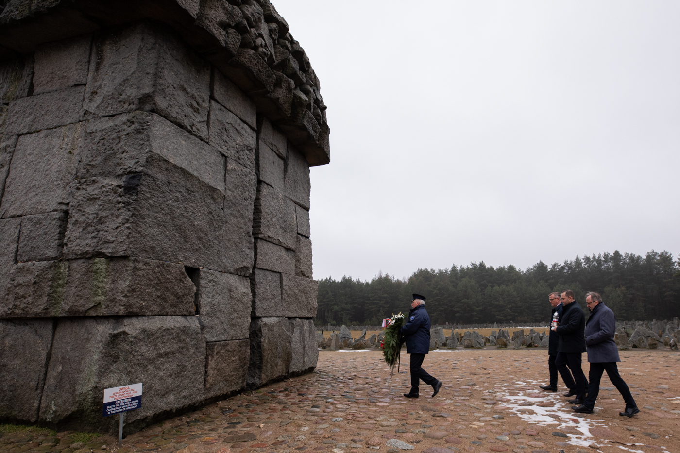 Przedstawiciele IPN złożyli kwiaty pod pomnikiem Ofiar Obozu Zagłady w Treblince – 27 stycznia 2022. Fot. Mikołaj Bujak (IPN) Przedstawiciele IPN złożyli kwiaty pod pomnikiem Ofiar Obozu Zagłady w Treblince – 27 stycznia 2022. Fot. Mikołaj Bujak (IPN)