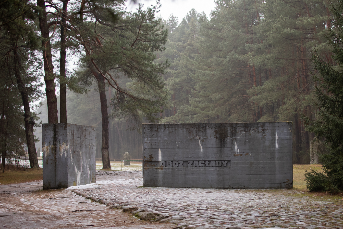 Wizyta przedstawicieli IPN w Muzeum Treblinka, gdzie w latach 1941–1944 funkcjonował niemiecki nazistowski obóz zagłady i obóz pracy – 27 stycznia 2022. Fot. Mikołaj Bujak (IPN) Wizyta przedstawicieli IPN w Muzeum Treblinka, gdzie w latach 1941–1944 funkcjonował niemiecki nazistowski obóz zagłady i obóz pracy – 27 stycznia 2022. Fot. Mikołaj Bujak (IPN)