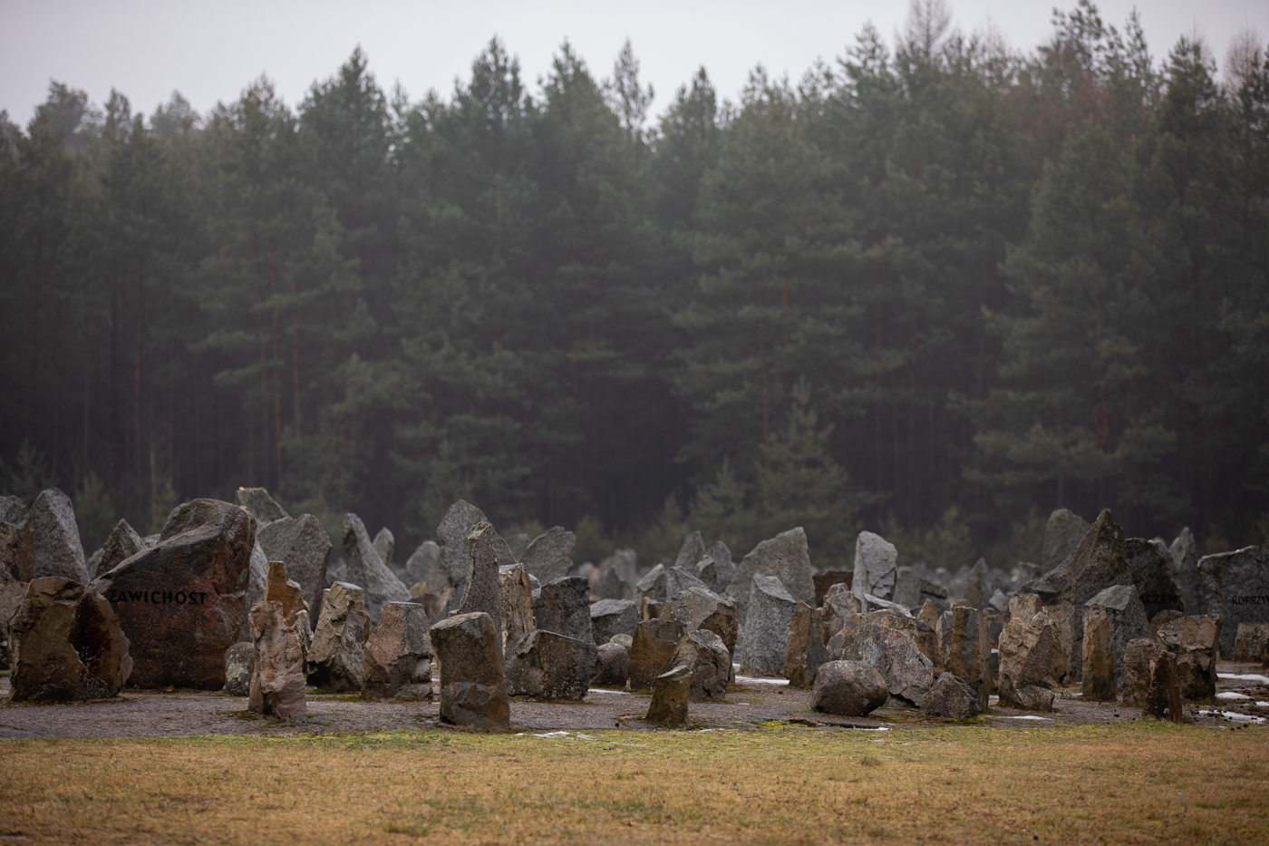 Wizyta przedstawicieli IPN w Muzeum Treblinka, gdzie w latach 1941–1944 funkcjonował niemiecki nazistowski obóz zagłady i obóz pracy – 27 stycznia 2022. Fot. Mikołaj Bujak (IPN) Wizyta przedstawicieli IPN w Muzeum Treblinka, gdzie w latach 1941–1944 funkcjonował niemiecki nazistowski obóz zagłady i obóz pracy – 27 stycznia 2022. Fot. Mikołaj Bujak (IPN)