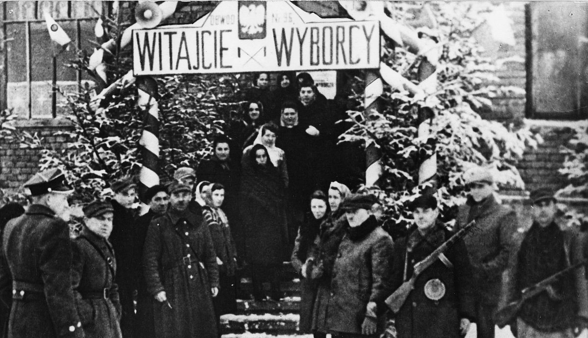 Wejście do lokalu wyborczego w Sanoku, 19 I 1947 r. (fot. Archiwum IPN)