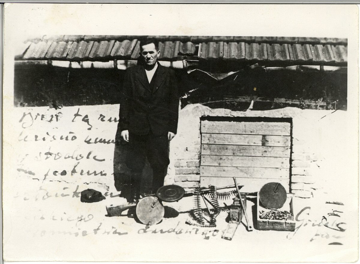 Członek PSL Jan Grzech (Gruch) wraz z zarekwirowaną bronią (fot. Archiwum IPN)