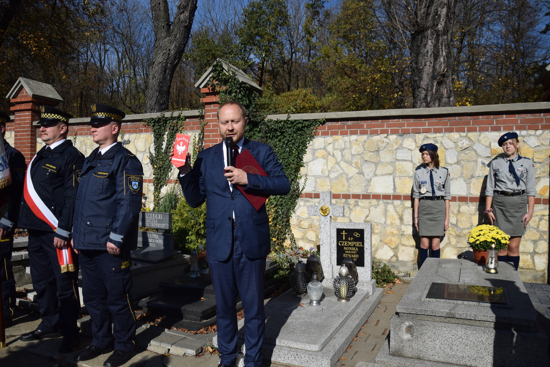 Tobie Polsko - uroczystość oznaczenia grobu powstańców śląskich śp. por. Jana i Klary Przybyłków Tobie Polsko - uroczystość oznaczenia grobu powstańców śląskich śp. por. Jana i Klary Przybyłków