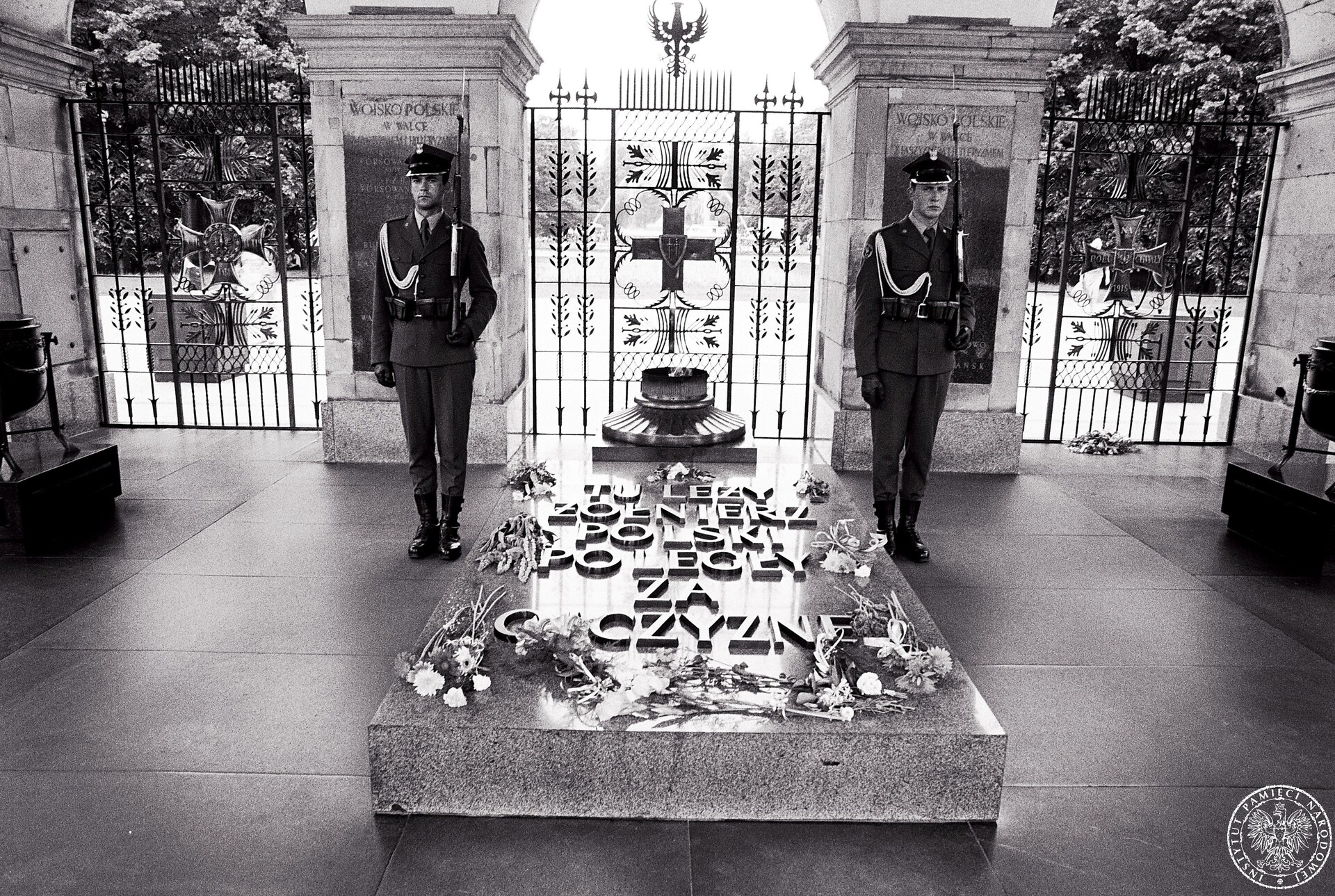 Warta honorowa przy Grobie Nieznanego Żołnierza w Warszawie w czasie pielgrzymki Ojca Świętego w 1987 r. do Polski, fot. z zasobu Archiwum IPN Warta honorowa przy Grobie Nieznanego Żołnierza w Warszawie w czasie pielgrzymki Ojca Świętego w 1987 r. do Polski, fot. z zasobu Archiwum IPN