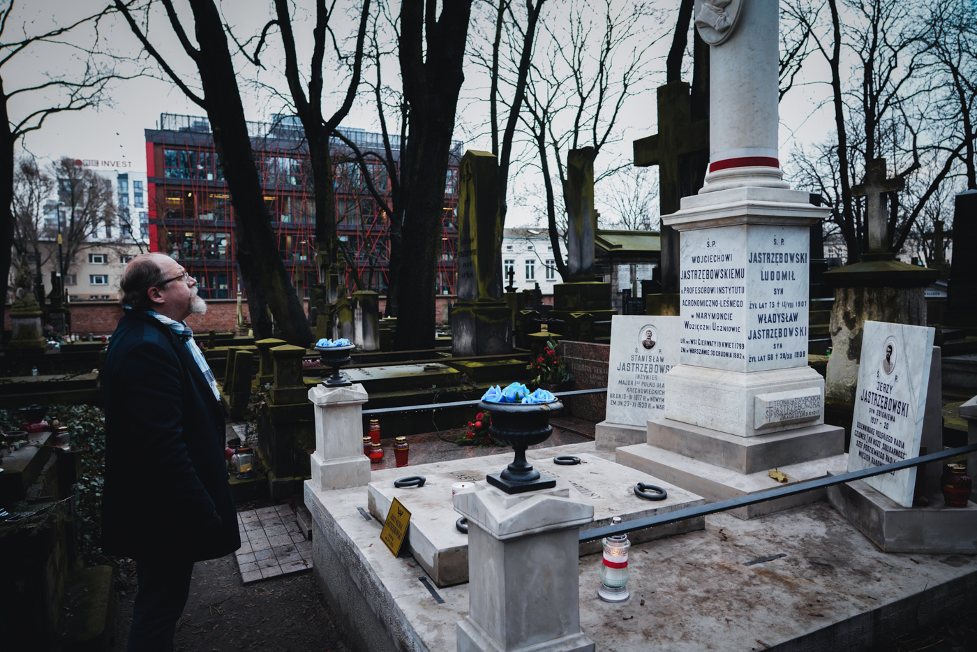 Grób Władysława Jastrzębowskiego; kwatera 162, rząd 5, miejsce 16, 17 – fot. Mateusz Niegowski Grób Władysława Jastrzębowskiego; kwatera 162, rząd 5, miejsce 16, 17 – fot. Mateusz Niegowski