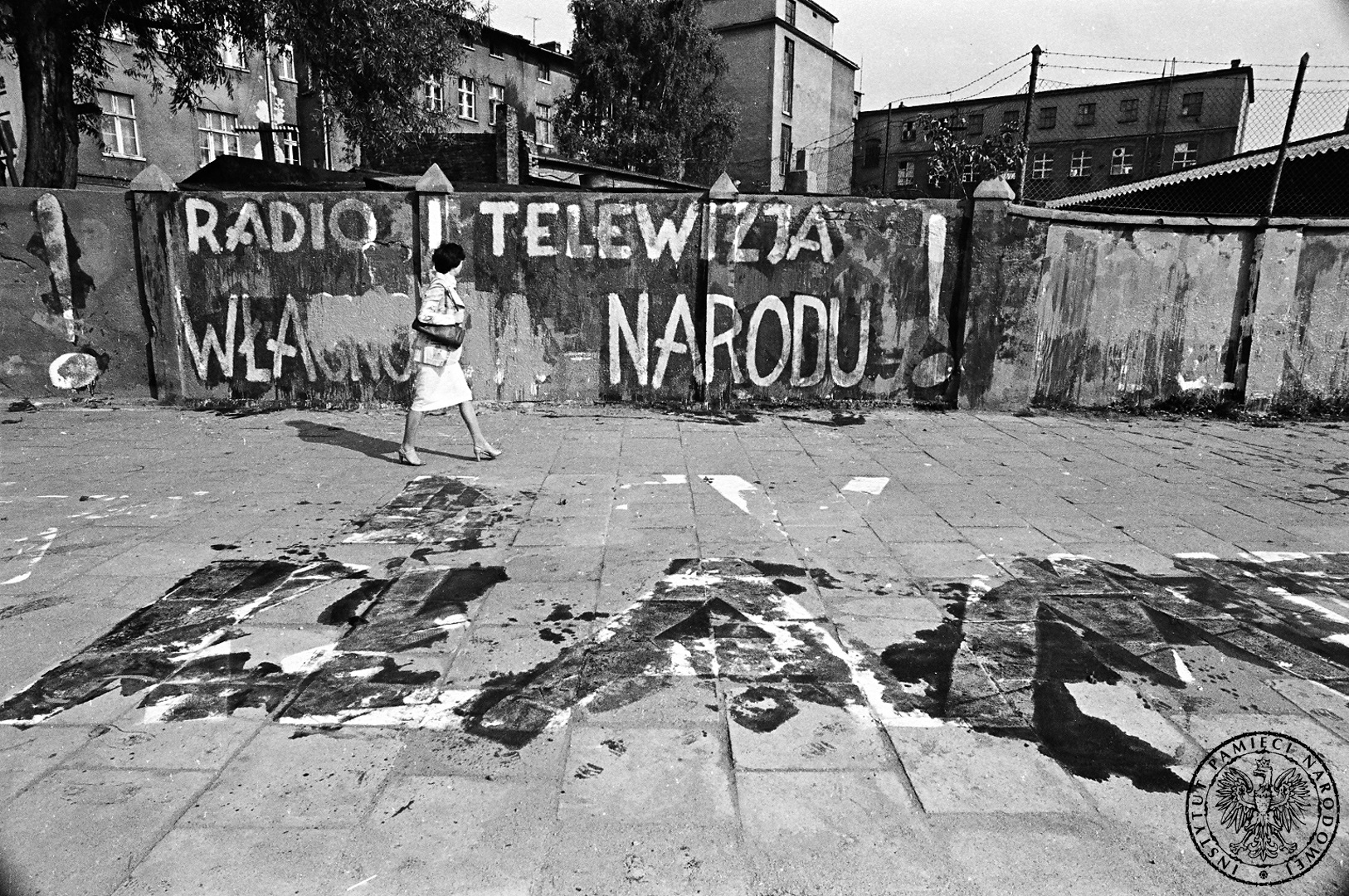 Hasła sprzeciwu wobec komunistycznej cenzury i propagandy wypisane przy Al. Grunwaldzkiejw Gdańsku podczas I Krajowyego Zjazdu Delegatów NSZZ "Solidarność", 1981 r. Na ogrodzeniu napis - "Radio i telewizja własnością narodu", na chodniku - "DTV kłamie". Fot. z kolekcji zdjęć autorstwa Stanisława Składanowskiego (z zasobu AIPN) Hasła sprzeciwu wobec komunistycznej cenzury i propagandy wypisane przy Al. Grunwaldzkiejw Gdańsku podczas I Krajowyego Zjazdu Delegatów NSZZ "Solidarność", 1981 r. Na ogrodzeniu napis - "Radio i telewizja własnością narodu", na chodniku - "DTV kłamie". Fot. z kolekcji zdjęć autorstwa Stanisława Składanowskiego (z zasobu AIPN)