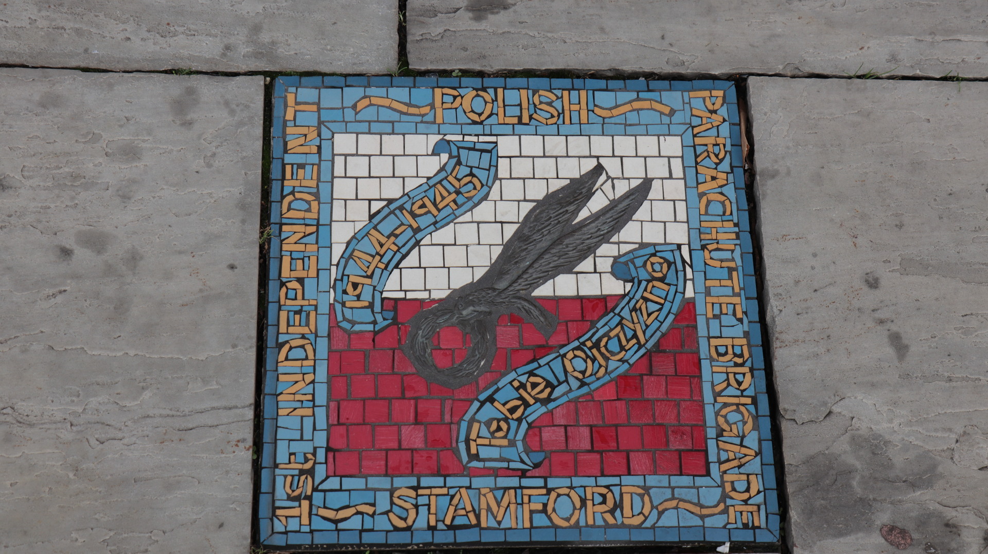 Mozaika przed pomnikiem wojennym w Stamford Mozaika przed pomnikiem wojennym w Stamford