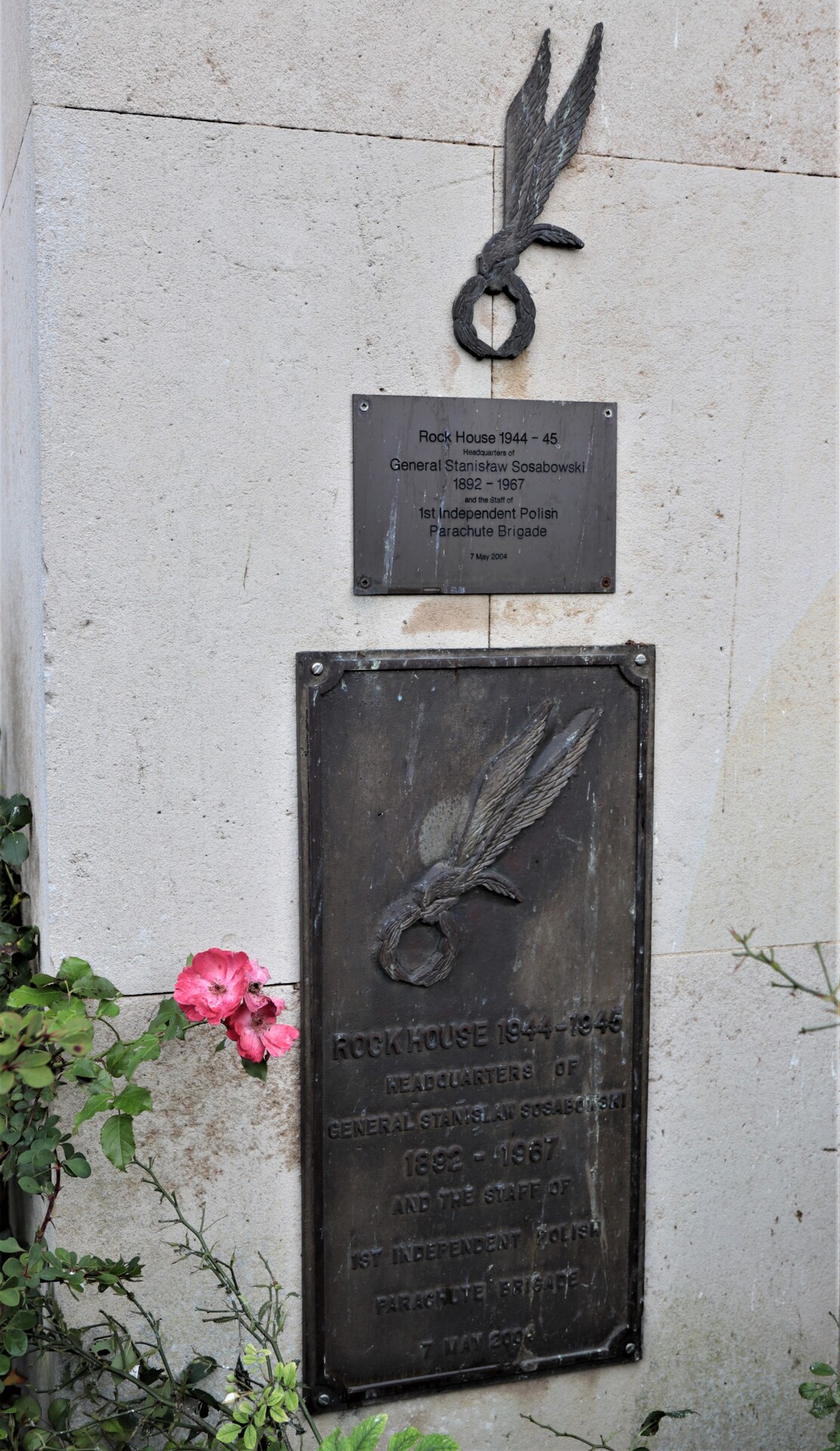 Upamiętnienie na ścianie Rock House. Upamiętnienie na ścianie Rock House.