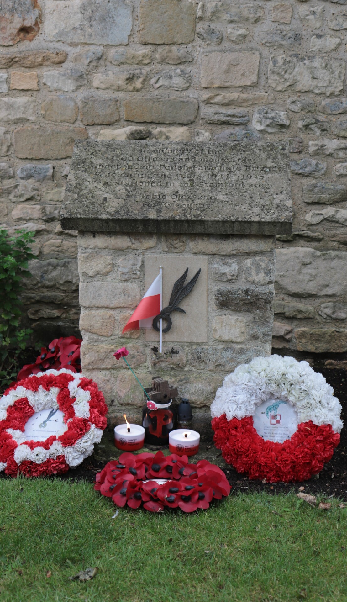 Upamiętnienie polskich spadochroniarzy przed dawną kwaterą służb medycznych 1SBS(1). Upamiętnienie polskich spadochroniarzy przed dawną kwaterą służb medycznych 1SBS(1).