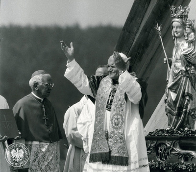 Jan Paweł II pozdrawia wiernych na Mszy św. w Nowym Targu, czerwiec 1979 r. Fot. z zasobu AIPN