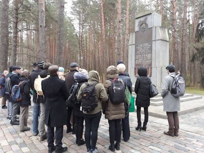 Uczestnicy spotkania Platformy Europejskiej Pamięci i Sumienia w Ponarach