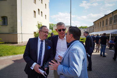 Obchody 40. rocznicy powstania Federacji Młodzieży Walczącej – 8 czerwca 2024. Na zdj. dr hab. Sławomir Cenckiewicz, zastępca prezesa IPN dr hab. Karol Polejowski oraz Bogdan Rymanowski. Fot. Mateusz Niegowski (IPN)