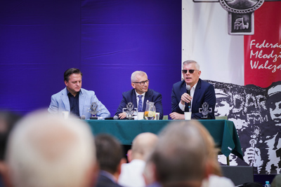 Obchody 40. rocznicy powstania Federacji Młodzieży Walczącej – 8 czerwca 2024. Na zdj. Bogdan Rymanowski, senator RP Krzysztof Kwiatkowski oraz dr hab. Sławomir Cenckiewicz. Fot. Mateusz Niegowski (IPN)