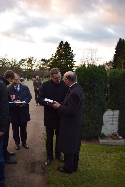 Pogrzeb ppłk. Franciszka Kornickiego. Prezes IPN Jarosław Szarek rozmawia z synem weterana p. Richardem Kornickim – 30 listopada 2017. Fot. Katarzyna Ratajczak-Sowa / IPN