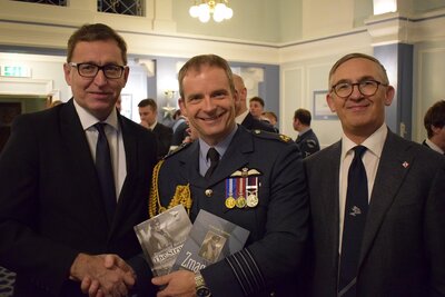 Pogrzeb bohatera Bitwy o Anglię. Od lewej: prezes IPN Jarosław Szarek, komendant bazy RAF Northolt kapitan Mike Carver i syn płk. Kornickiego, Peter – 30 listopada 2017. Fot. Katarzyna Ratajczak-Sowa / IPN