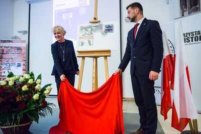 Prezentacja okolicznościowej karty pocztowej wydanej przez Pocztę Polską