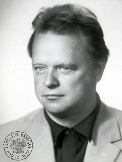 Zdjęcie portretowe Stanisława Barei. Fotografia z akt paszportowych, dołączona do podania o wyjazd zagraniczny w 1979 r. (fot. z zasobu IPN)