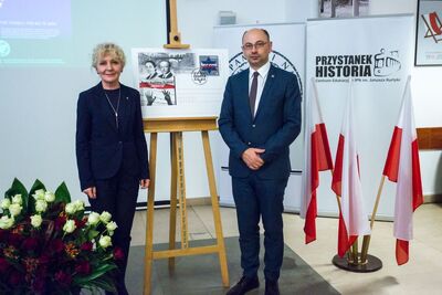 Prezentacja okolicznościowej karty pocztowej wydanej przez Pocztę Polską