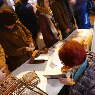 Lowisa Lermer podpisuje książkę „Kronika Boernerowa”