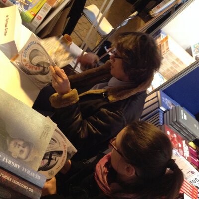 Sylwia Szafrańska i dr Tomasz Ginter podpisują „Bajkę o spitfajerze”