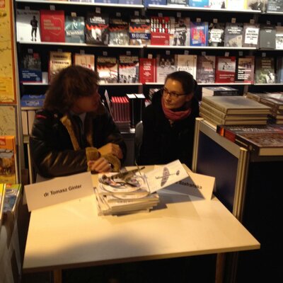 Sylwia Szafrańska i dr Tomasz Ginter podpisują „Bajkę o spitfajerze”