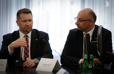 Ogólnopolska konferencja w ramach obchodów 40-lecia Obrony Krzyża w Zespole Szkół Rolniczych w Miętnem – Warszawa, 20 czerwca 2024. Na zdj. poseł Przemysław Czarnek oraz zastępca prezesa IPN dr Mateusz Szpytma. Fot. Konrad Starczewski (IPN)