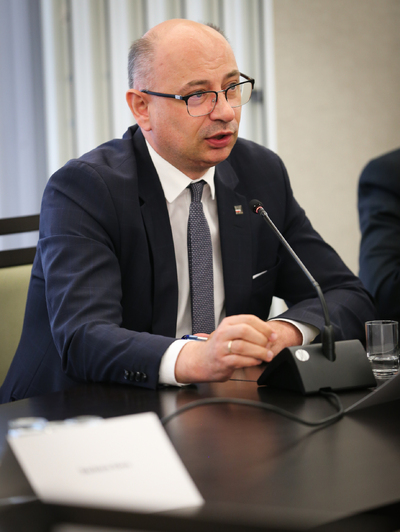 Ogólnopolska konferencja w ramach obchodów 40-lecia Obrony Krzyża w Zespole Szkół Rolniczych w Miętnem – Warszawa, 20 czerwca 2024. Na zdj. zastępca prezesa IPN dr Mateusz Szpytma. Fot. Konrad Starczewski (IPN)