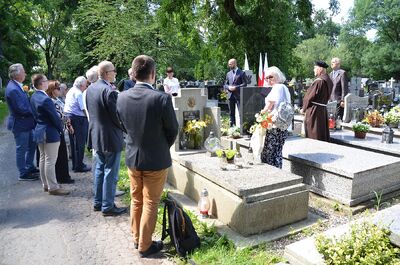 Uroczystość pobłogosławienia nowego nagrobka phm. Władysława Mitkowskiego. Fot. Janusz Ślęzak (IPN)