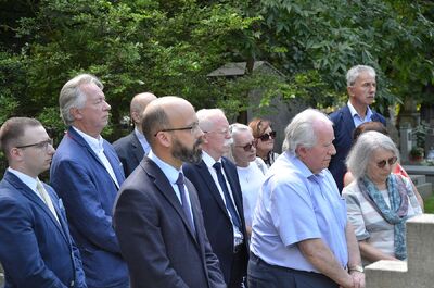 Uroczystość pobłogosławienia nowego nagrobka phm. Władysława Mitkowskiego. Fot. Janusz Ślęzak (IPN)