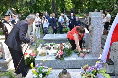 Uroczystość pobłogosławienia nowego nagrobka phm. Władysława Mitkowskiego. Fot. Janusz Ślęzak (IPN)