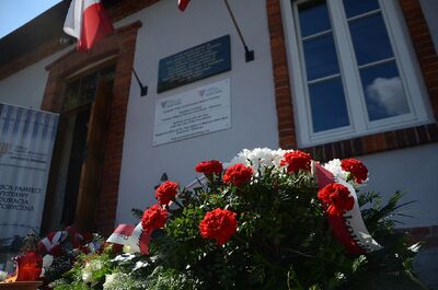 Uroczystość pamięci więźniarek karnej kompanii kobiet KL Auschwitz – Bor/Budy. Fot. Janusz Ślęzak (IPN)