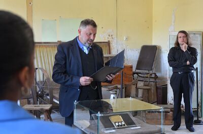 Uroczystość pamięci więźniarek karnej kompanii kobiet KL Auschwitz – Bor/Budy. Fot. Janusz Ślęzak (IPN)