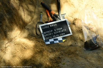 Łódź (Brus): Odnaleziono ludzkie szczątki podczas czwartego etapu prac – 28 czerwca 2024. Fot. Tomasz Trzaska (IPN)