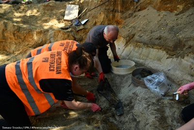 Łódź (Brus): Odnaleziono ludzkie szczątki podczas czwartego etapu prac – 28 czerwca 2024. Fot. Tomasz Trzaska (IPN)