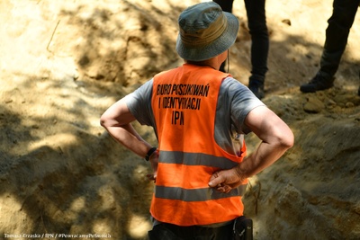 Łódź (Brus): Odnaleziono ludzkie szczątki podczas czwartego etapu prac – 28 czerwca 2024. Fot. Tomasz Trzaska (IPN)