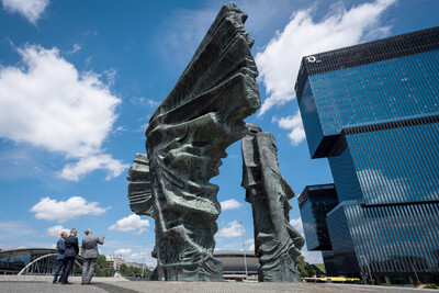 Delegacja IPN z zastępcą prezesa dr. hab. Karolem Polejowskim na czele zapala znicz pod Pomnikiem Powstań Śląskich – 5 lipca 2024. Fot. Krzysztof Łojko (IPN)