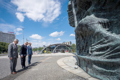 Delegacja IPN z zastępcą prezesa dr. hab. Karolem Polejowskim na czele zapala znicz pod Pomnikiem Powstań Śląskich – 5 lipca 2024. Fot. Krzysztof Łojko (IPN)