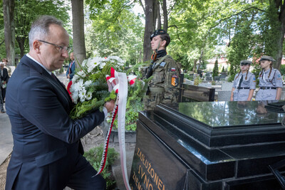 Złożenie kwiatów przy grobie Wojciecha Korfantego – Katowice, 5 lipca 2024. Na zdj. zastępca prezesa IPN dr hab. Karol Polejowski. Fot. Krzysztof Łojko (IPN)