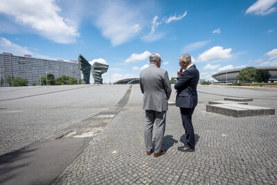 Delegacja IPN z zastępcą prezesa dr. hab. Karolem Polejowskim na czele zapala znicz pod Pomnikiem Powstań Śląskich – 5 lipca 2024. Fot. Krzysztof Łojko (IPN)