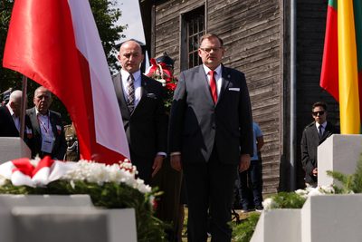 Obchody 80. rocznicy operacji „Ostra Brama” – Skorbuciany, 6 lipca 2024. Na zdj. dr Marek Jedynak oraz Jan Józef Kasprzyk. Fot. Mikołaj Bujak (IPN)